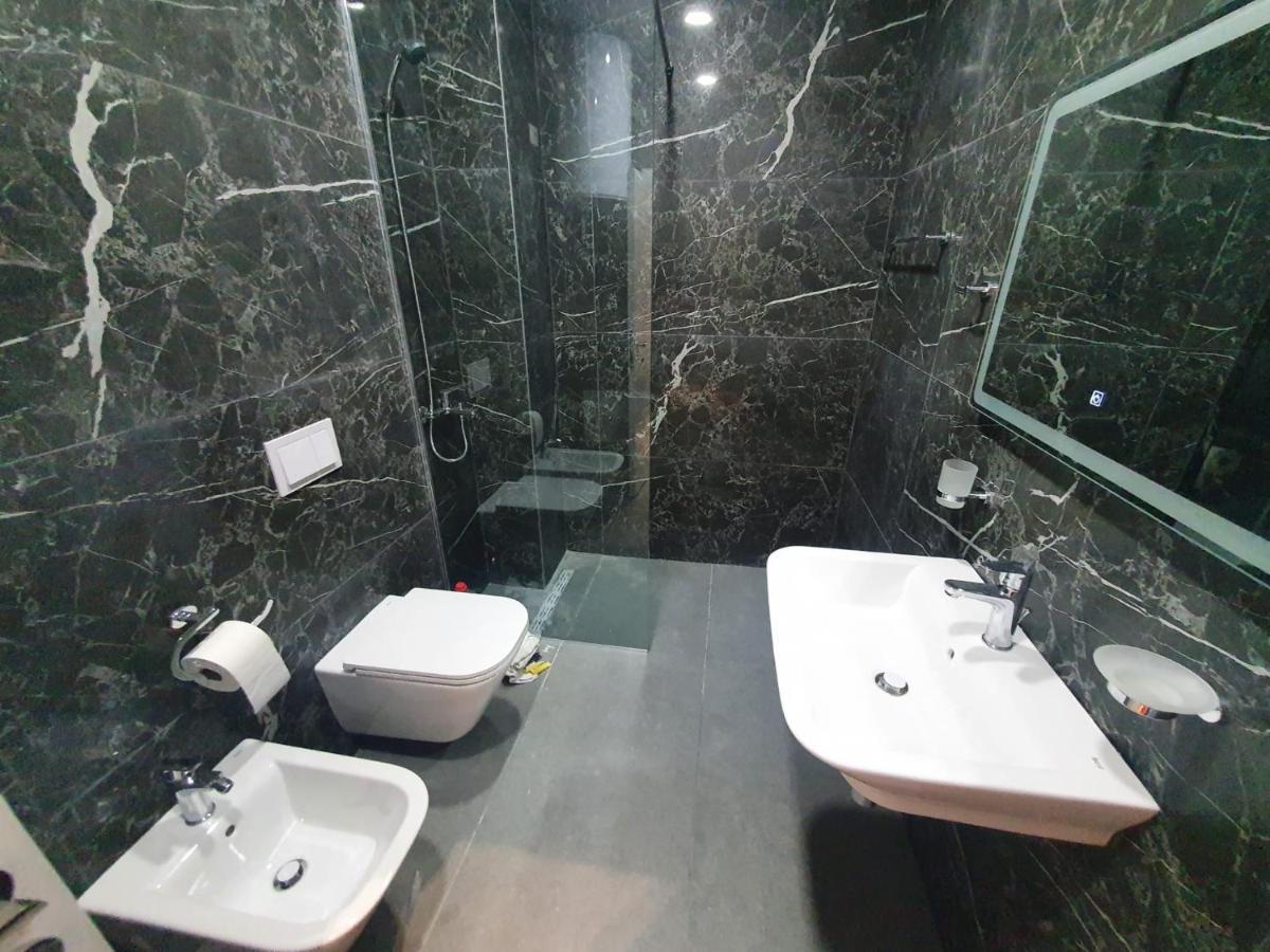 #New Luxury Apartment ティラナ エクステリア 写真