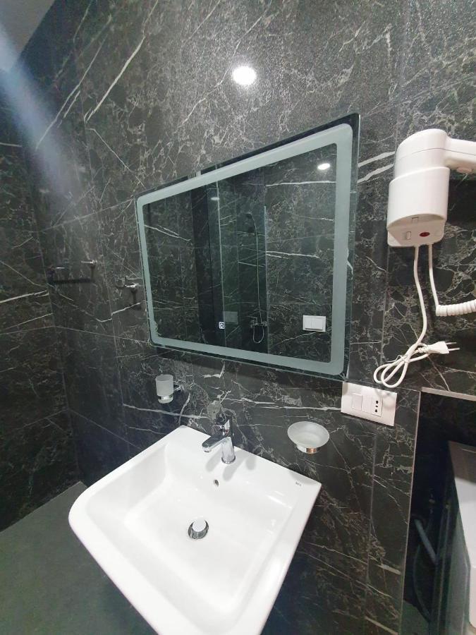 #New Luxury Apartment ティラナ エクステリア 写真