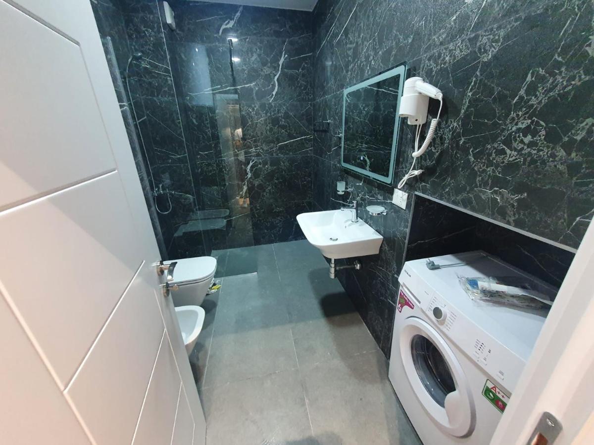#New Luxury Apartment ティラナ エクステリア 写真
